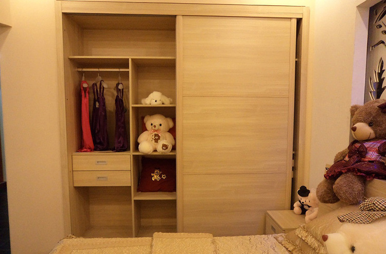 定制衣柜實木和芯板材料哪種好？區(qū)別在這里