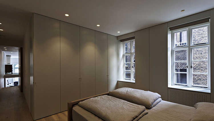 定制衣柜實木和芯板材料哪種好？區(qū)別在這里